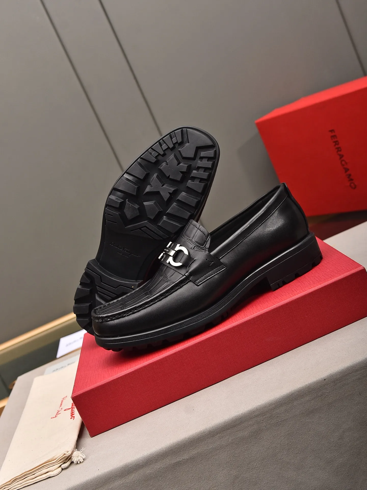 Men's shoes 💰: 500 Brand: Ferragamo Size: Men's size 38/44 (45 can be customized) Grade: Same style as the official website High-end quality men's shoes Material: Original first-layer calfskin Water-dyed cowhide lining Original outsole Style categories: Men's fashionable formal business casual leather shoes Slip-on men's shoes high-top series Young fashion European and American trends British style Casual matching Comfortable feet